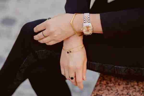 Looks com pulseiras: aprenda a combinar pulseiras com roupas